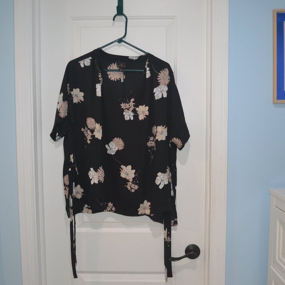 Worthington top short sleeve . Flower pattern, size L . Pattern light brown.